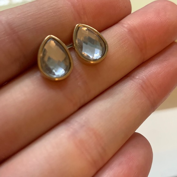 BRAND NEW Gold Toned Diamante Teardrop Baby Blue Crystal Stud Earrings - Picture 3 of 5